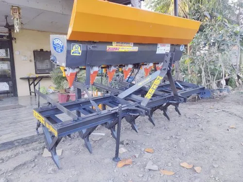 Jalamkar cultivator with fertilizer hopper